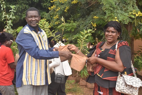 Échange d'arbres fruitiers entre le président de BM-BR, Cyr Payim Ouédraogo et Micheline Zio