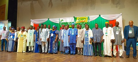 1)	Photo de famille des officiels à l’ouverture de la 5e édition