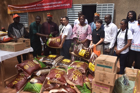 La remise des dons aux responsables de l'orphelinat