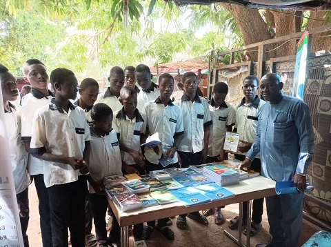 Sidnomwendé Nestor Koama a reçu les élèves du Petit Séminaire Notre Dame d'Afrique de Koudougou au stand IKS