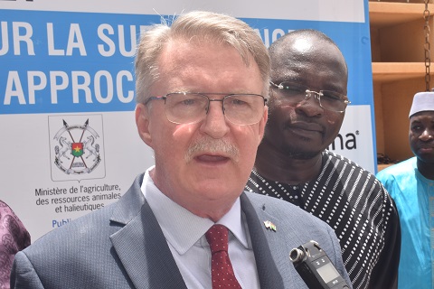 Eric P. Whitaker, Ambassadeur des États-Unis d'Amérique au Burkina Faso