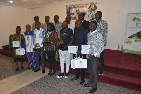 La traditionnelle photo de famille avec les autorités, les candidats et les lauréats