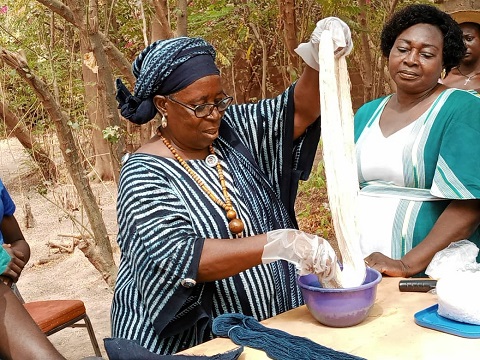 5.	Famoumata Ki en démonstration de teinture naturelle avec l’indigo samo