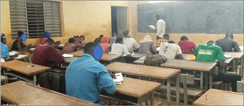 Photo 1 : Séance de cours dans une classe de cours du soir (Source : I. Ouédraogo, 2023)