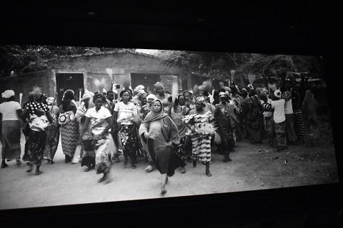 Les femmes, menées par Soubila (épouse de l'officier Bugum tué par Katanga), en marche vers le palais pour la destitution du tyran