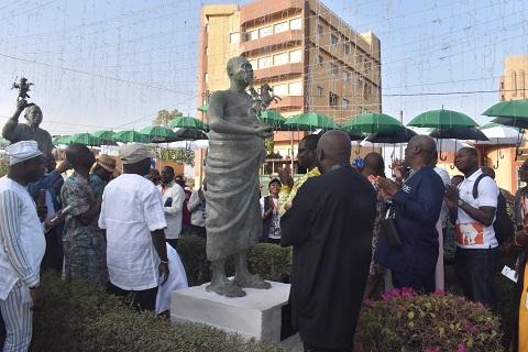 Les officiels et festivaliers ont dévoilé la statue de Roger Gnon M'Bala