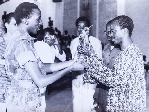 Thomas Sankara remettant l'Etalon d'Or de Yennenga à Souleymane Cissé en 1983