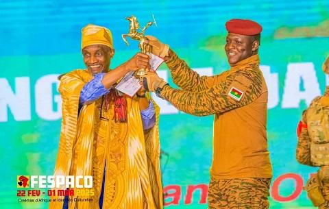 Dani Kouyaté et le Capitaine Ibrahim Traoré brandissant ensemble l'Étalon d'or de Yennenga