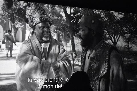 Le Roi Pazouknaam (Prosper Kompaoré) discute avec son cousin Katanga (Mahamadi Nana) pour s'assurer de sa loyauté